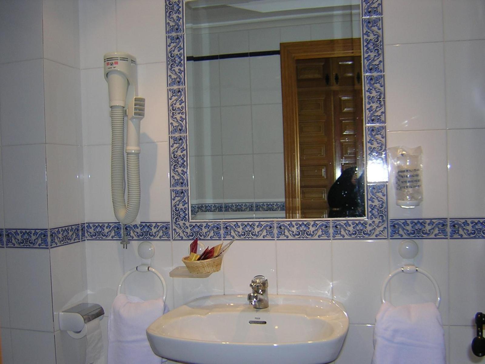 Hostal Restaurante La Muralla Canete  Esterno foto