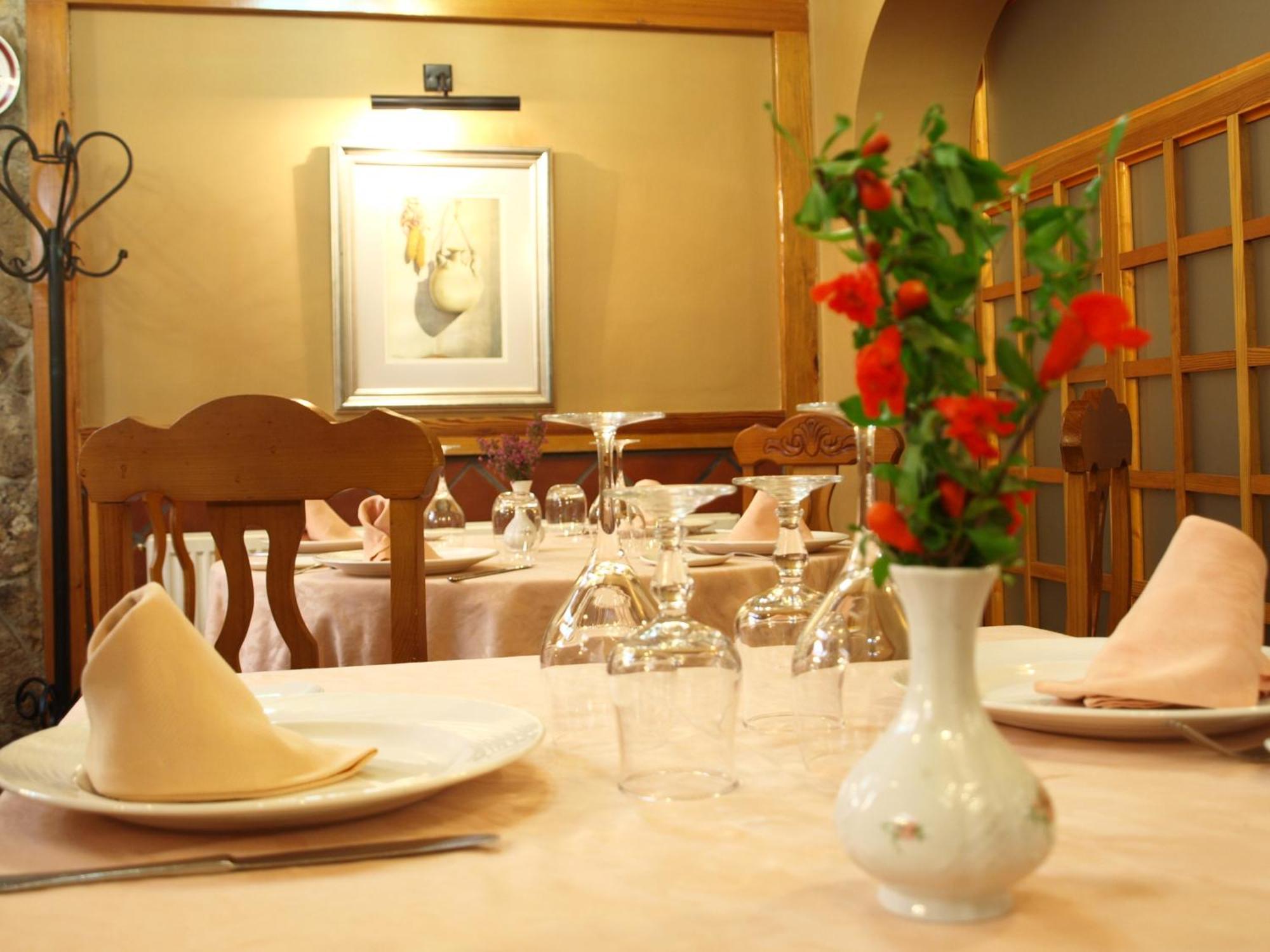 Hostal Restaurante La Muralla Canete  Esterno foto
