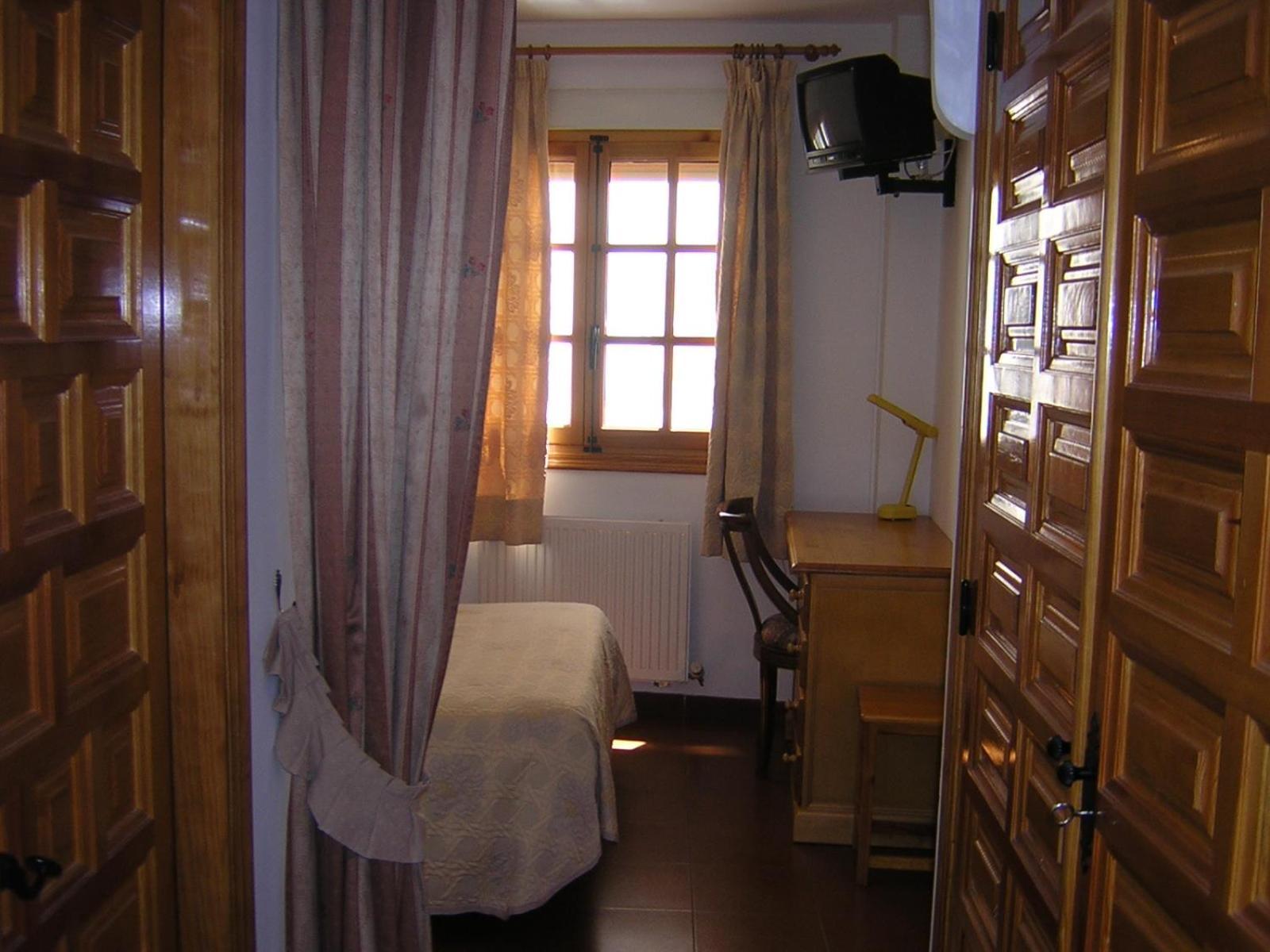 Hostal Restaurante La Muralla Canete  Esterno foto
